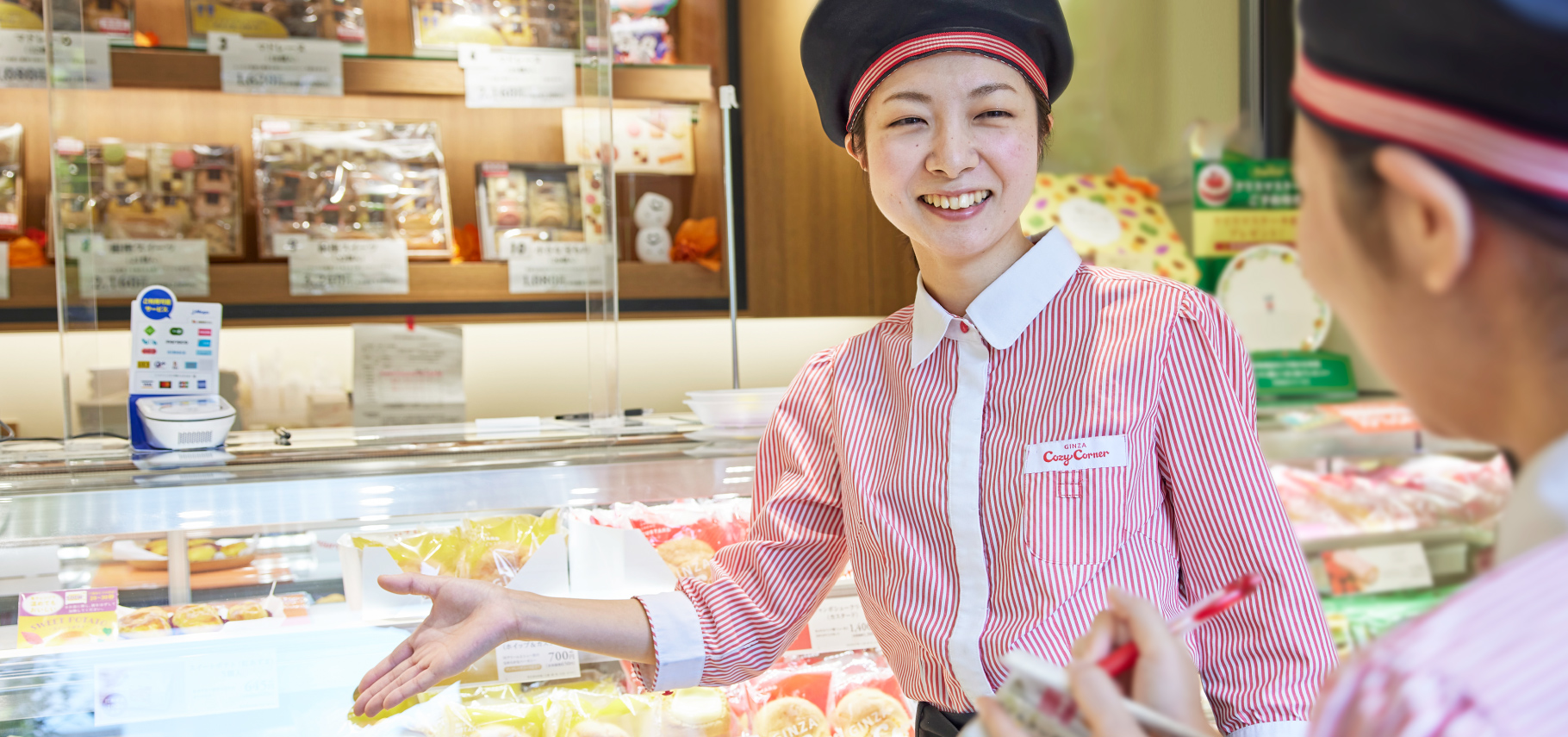 INTERVIEW 8 営業本部 店舗運営部 営業店舗(店長) E.O 2015年入社(物質生物科学科卒)