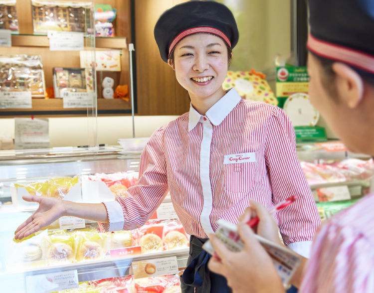 INTERVIEW 8 営業本部 店舗運営部 営業店舗(店長) E.O 2015年入社(物質生物科学科卒)