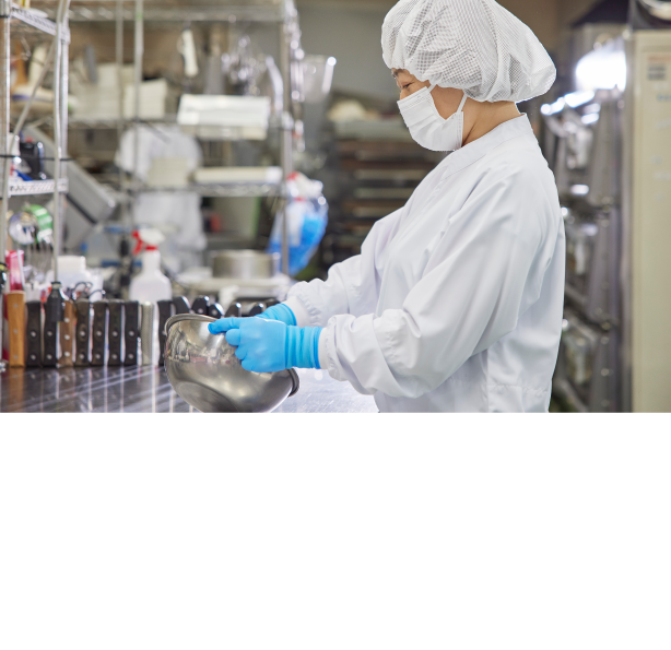 おいしさを追求。　研究室では素材や配合を研究し改良を重ね、理想のおいしさを形作ります。