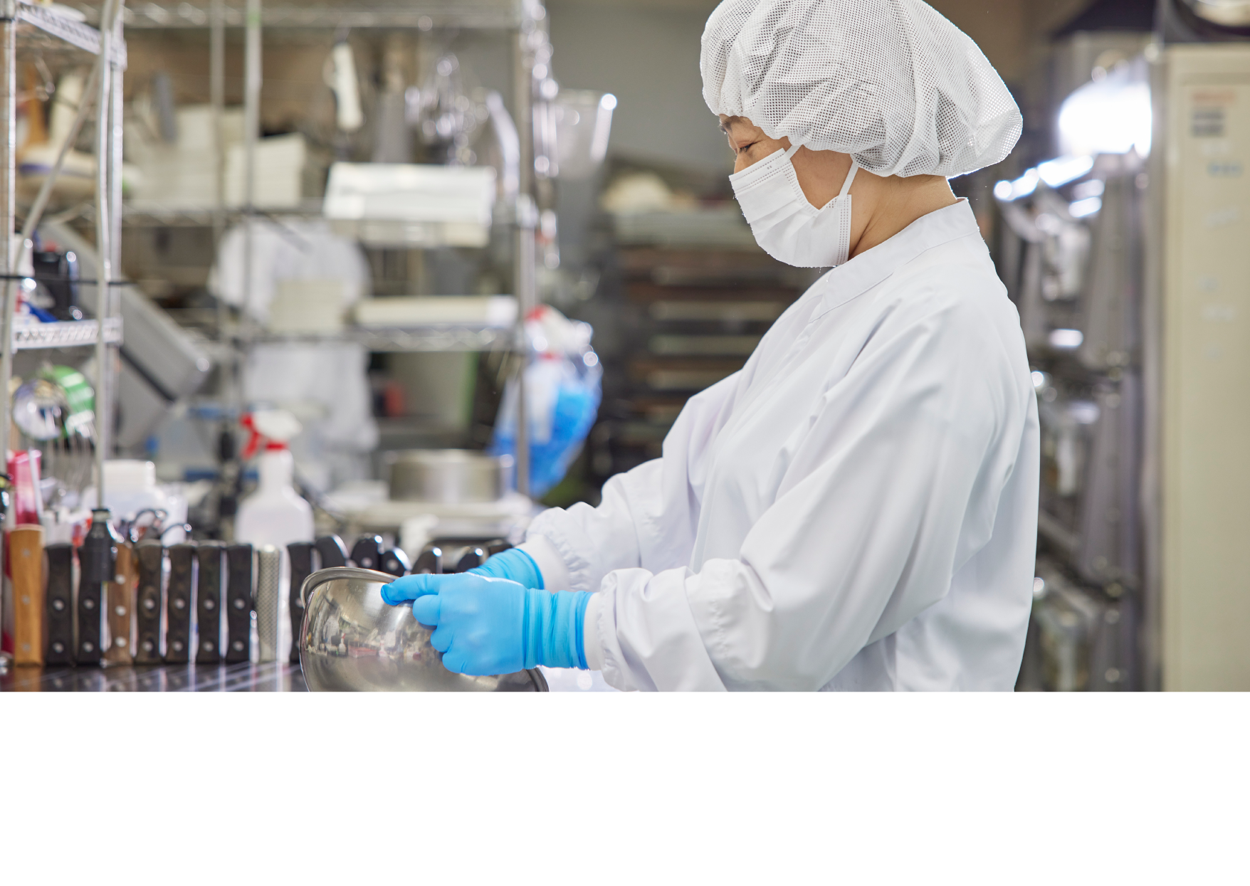 おいしさを追求。　研究室では素材や配合を研究し改良を重ね、理想のおいしさを形作ります。