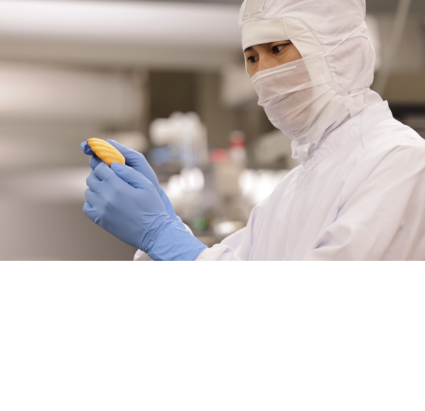 品質を守る。　機械の検査だけでなく、人が五感を使って味や食感などを現場で厳しくチェック。